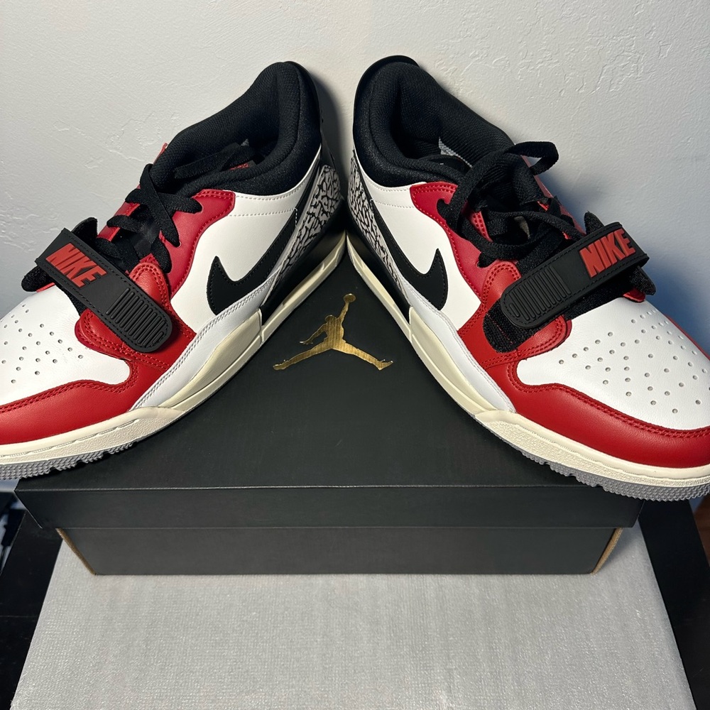 Air Jordan legacy 312 low. Black, Red and White Sneakers
B88